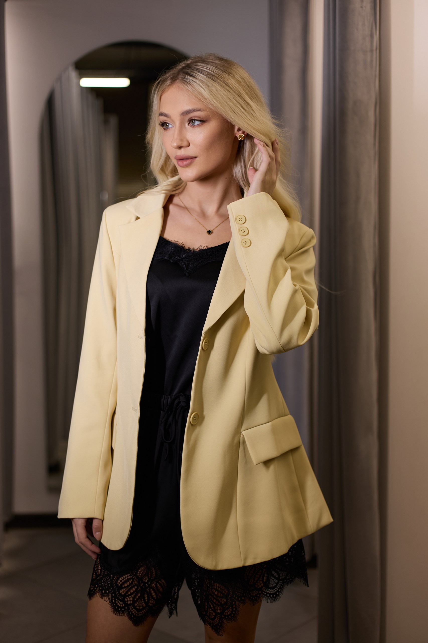 Пиджак приталенный желтый