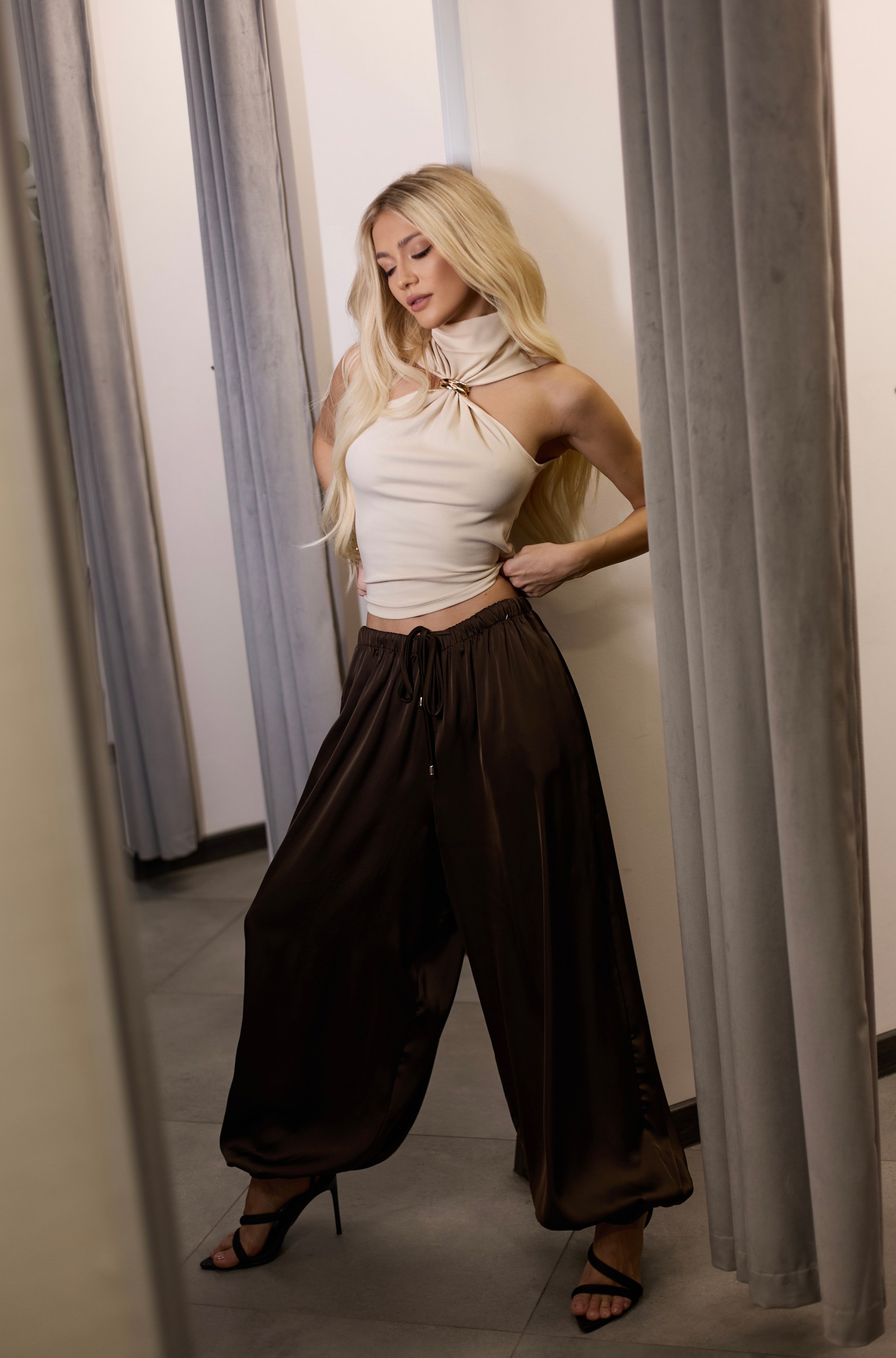 Топ бежевый с брошью