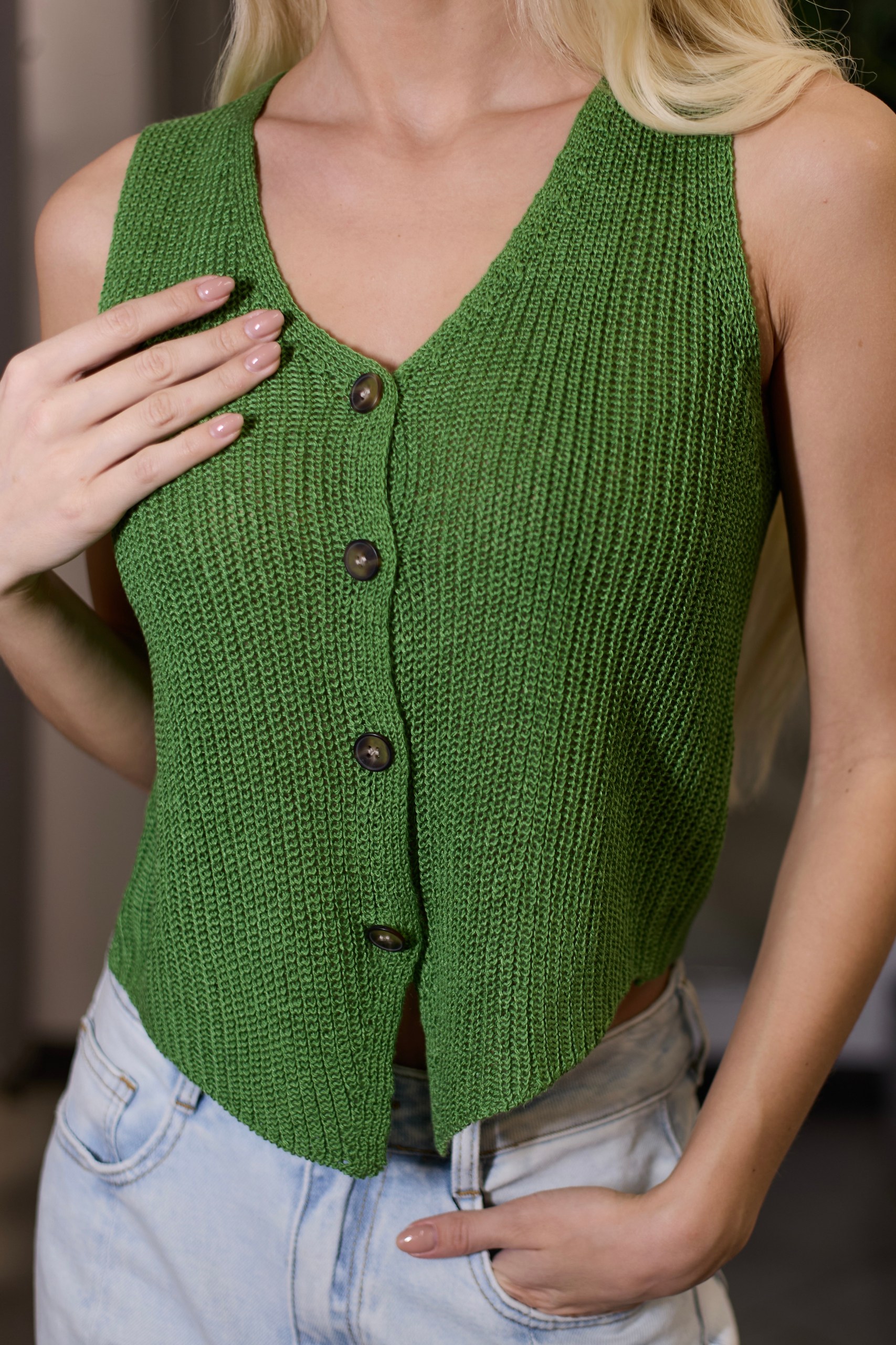 Жилет вязаный зеленый
